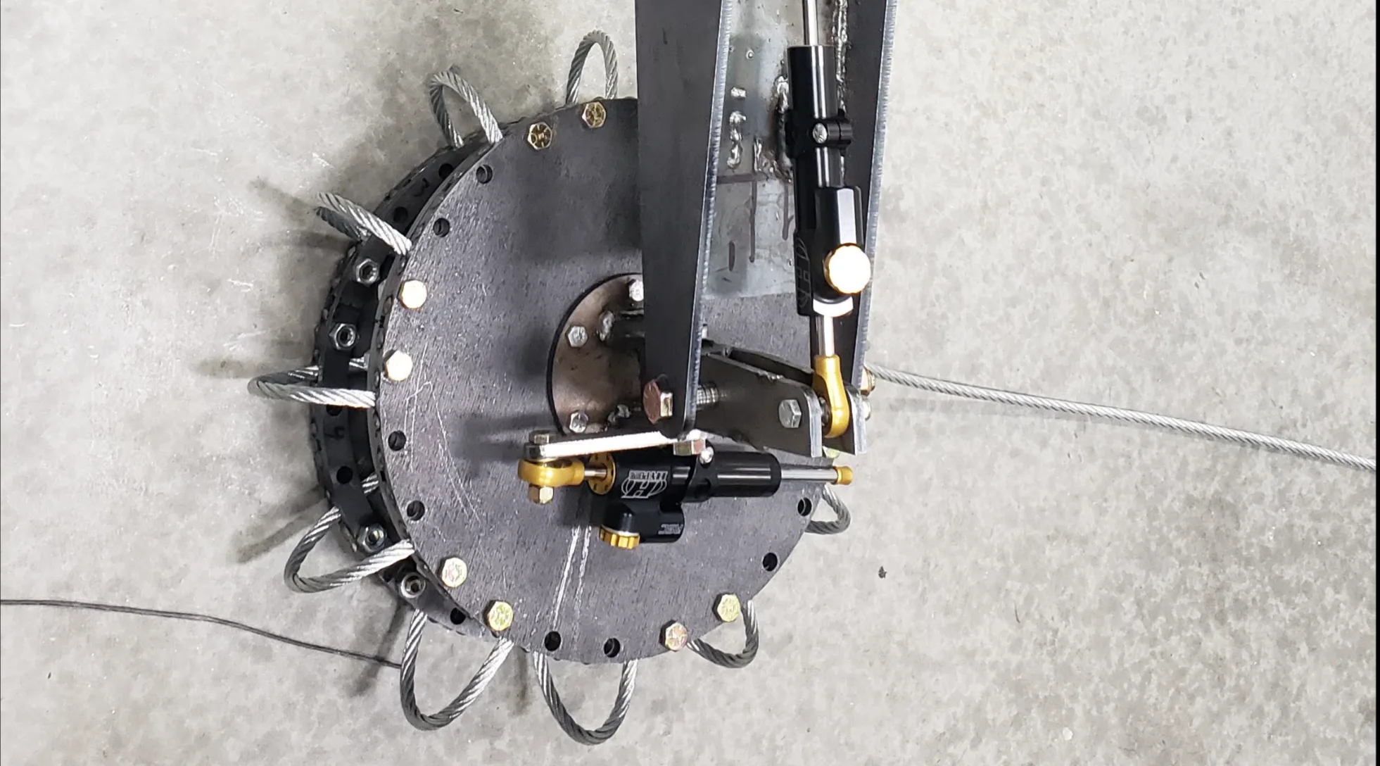 Detail of the camera-arm isolator head